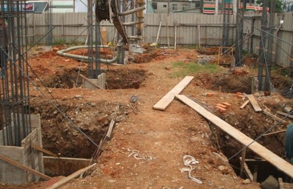 鄉村自建房，挖個坑插點鋼筋就算基礎？老包工頭忍不住笑了(圖2)